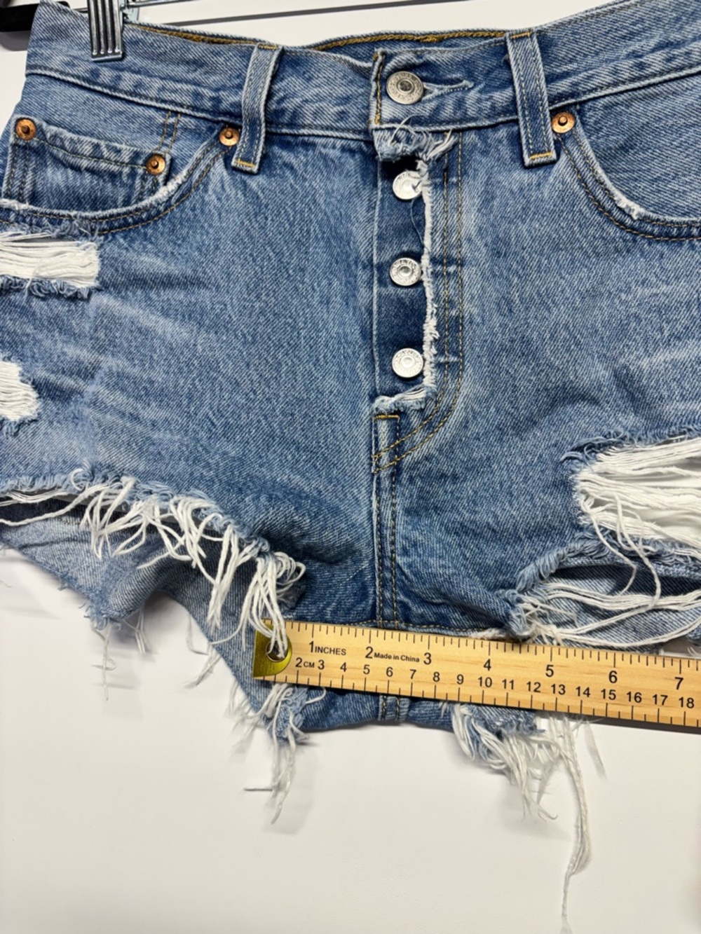 ✨Levi's Premium 501 Denim Luxor Light Wash Short Size 26 - Picture 15 of 15
